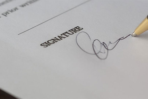 Photo d'une signature pour un article de la partie actualités du site de la CPME de l'Oise qui accompagne les chefs d'entreprise des TPE-PME à se développer